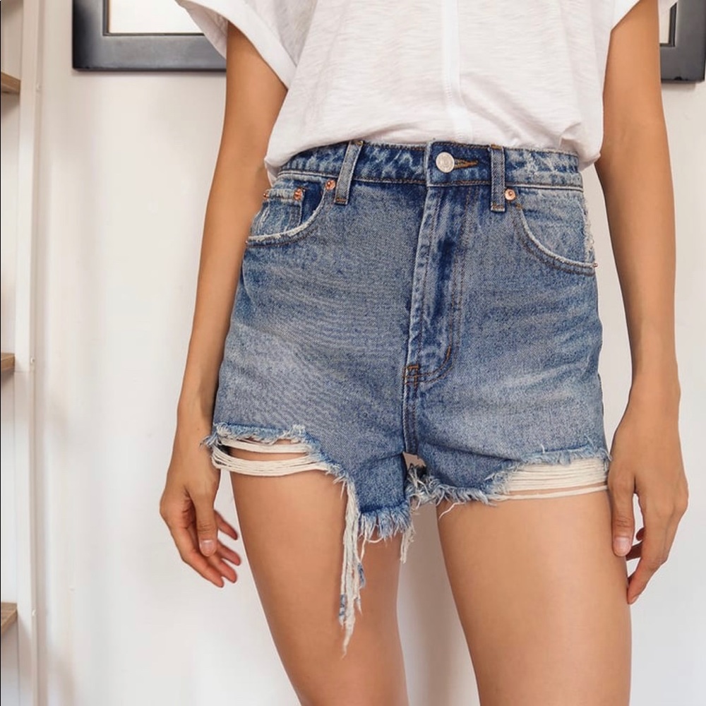 Lulu’s High-Waisted Distressed Shorts - M